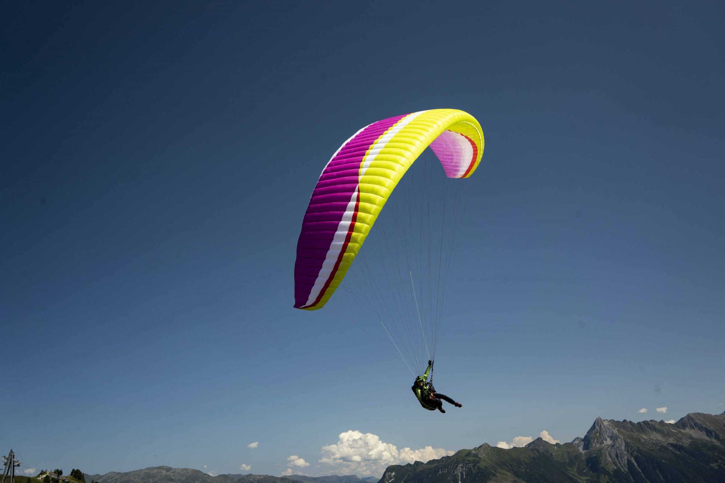 AirDesign Rise 4 lilack swooping over Neustift, Stubai